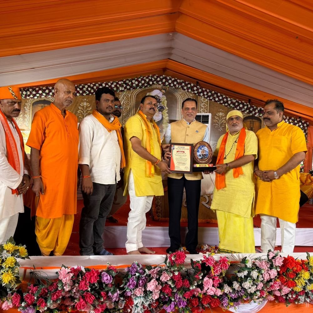 बड़हलगंज में उद्यम क्षेत्र में योगदान के लिए सम्मान:सरयू महोत्सव में डॉ. सत्य प्रकाश तिवारी को अंगवस्त्र और स्मृति चिह्न देकर किया सम्मानित