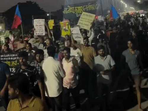 प्रतियोगी छात्राओं ने निकाला प्रोटेस्ट मार्च:दिशा संगठन के बैनर तले जुटे सैकड़ों छात्र-छात्राएं, मुख्य चुनाव आयुक्त के इस्तीफे की मांग