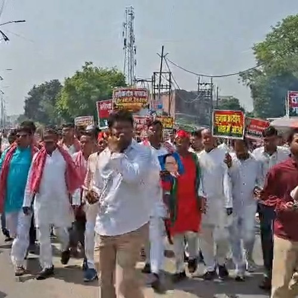 मैनपुरी में चुनाव आयोग के खिलाफ नारेबाजी:इंडिया गठबंधन ने मतदाता सूची और FIR को लेकर उठाए सवाल