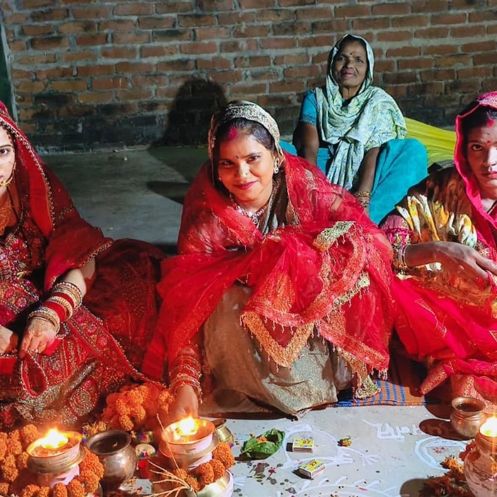 हरदोई में चांद देखकर महिलाओं ने खोला व्रत:अर्घ्य देकर पति की लंबी उम्र की कामना की, पतियों ने पिलाया जल