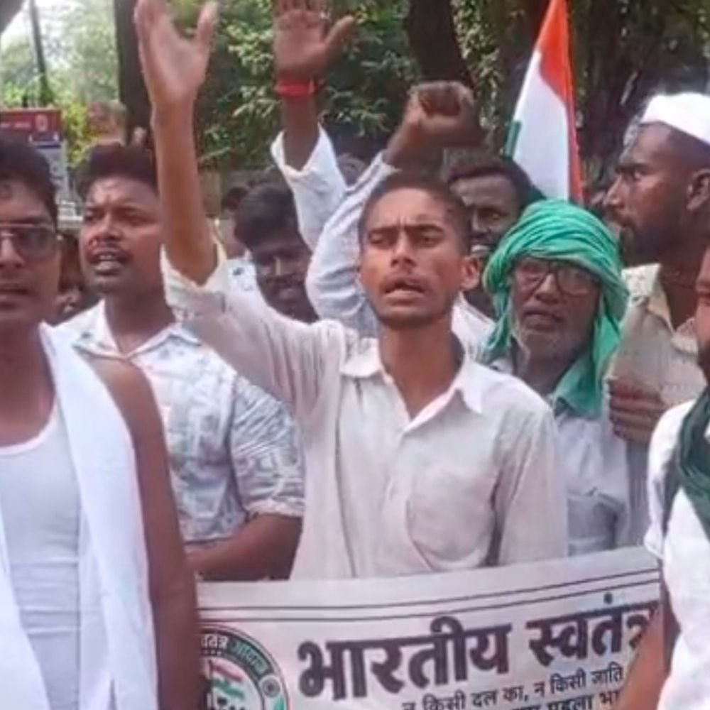 बलिया में बाढ़-कटान से प्रभावित किसानों ने किया प्रदर्शन:मुआवजा, कर्ज माफी और रिंग बंधा बनाने की मांग, मुख्यमंत्री को ज्ञापन