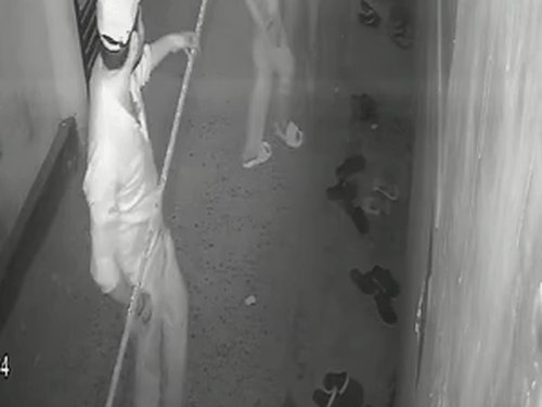 प्रयागराज में चप्पल चोरी की मजेदार हरकत, VIDEO:कोई हाथ में लेकर भागा तो कोई पहनकर चंपत हुआ, लाइब्रेरी के बाहर हो रही चोरी