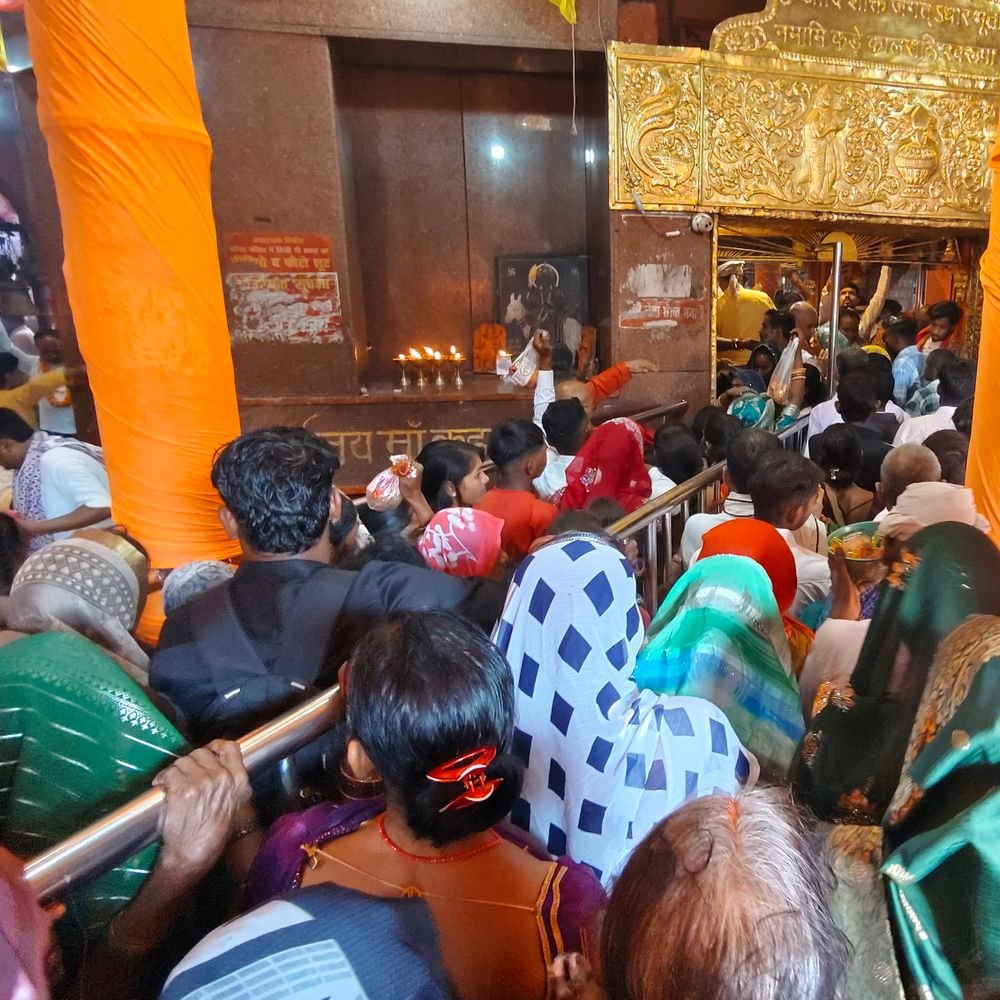 कड़ा धाम में माता शीतला के दर्शन को उमड़ी भीड़:शारदीय नवरात्र के पहले दिन 51 शक्तिपीठों में प्रसिद्ध मंदिर में 50 हजार ने किए दर्शन, सुरक्षा के खास इंतजाम