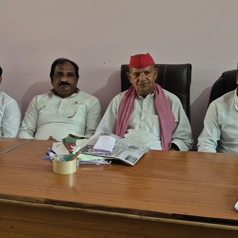 सपा ने चुनाव आयोग पर लगाए वोट चोरी के आरोप:महोबा में नेताओं ने 8 अक्टूबर को पुतला दहन और मार्च निकालने का किया ऐलान