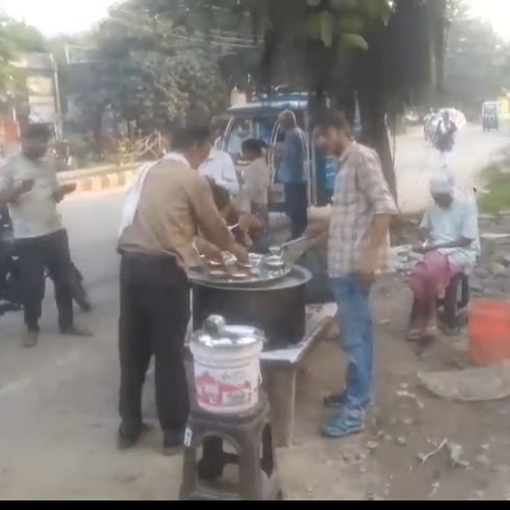 सप्तमी पर मां काली के मंदिर में प्रसाद वितरण:चामुंडा धाम में भक्तों को बांटी खीर, पूर्व विधायक ने किए मां काली के दर्शन