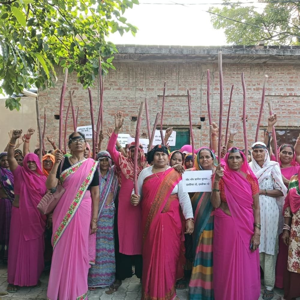 फतेहपुर में गुलाबी गैंग का जनाक्रोश प्रदर्शन:ज्ञानेश कुमार के इस्तीफे की मांग, महिलाओं ने पटकीं लाठियां