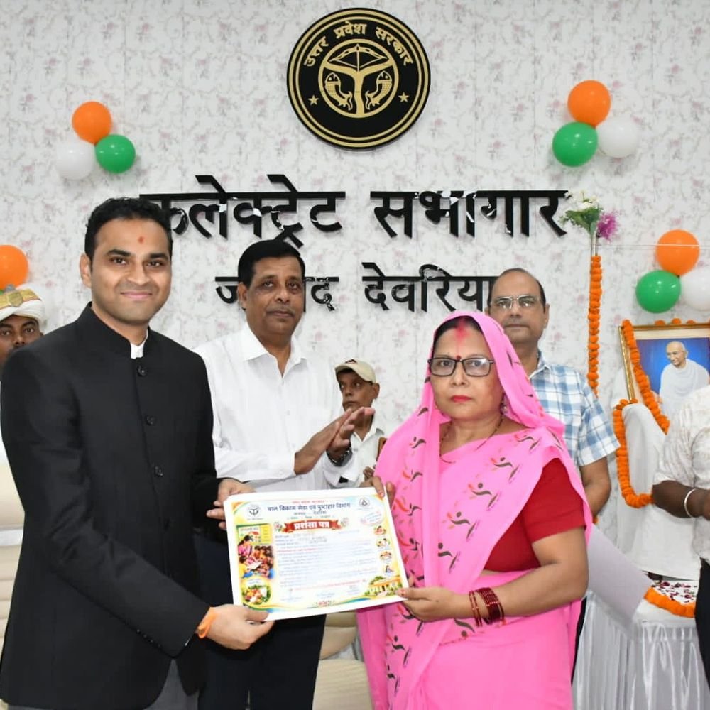 देवरिया में गांधी-शास्त्री जयंती समारोह:पांच आशा-आंगनबाड़ी कार्यकर्ताओं का सम्मान, डीएम ने चलाया चरखा