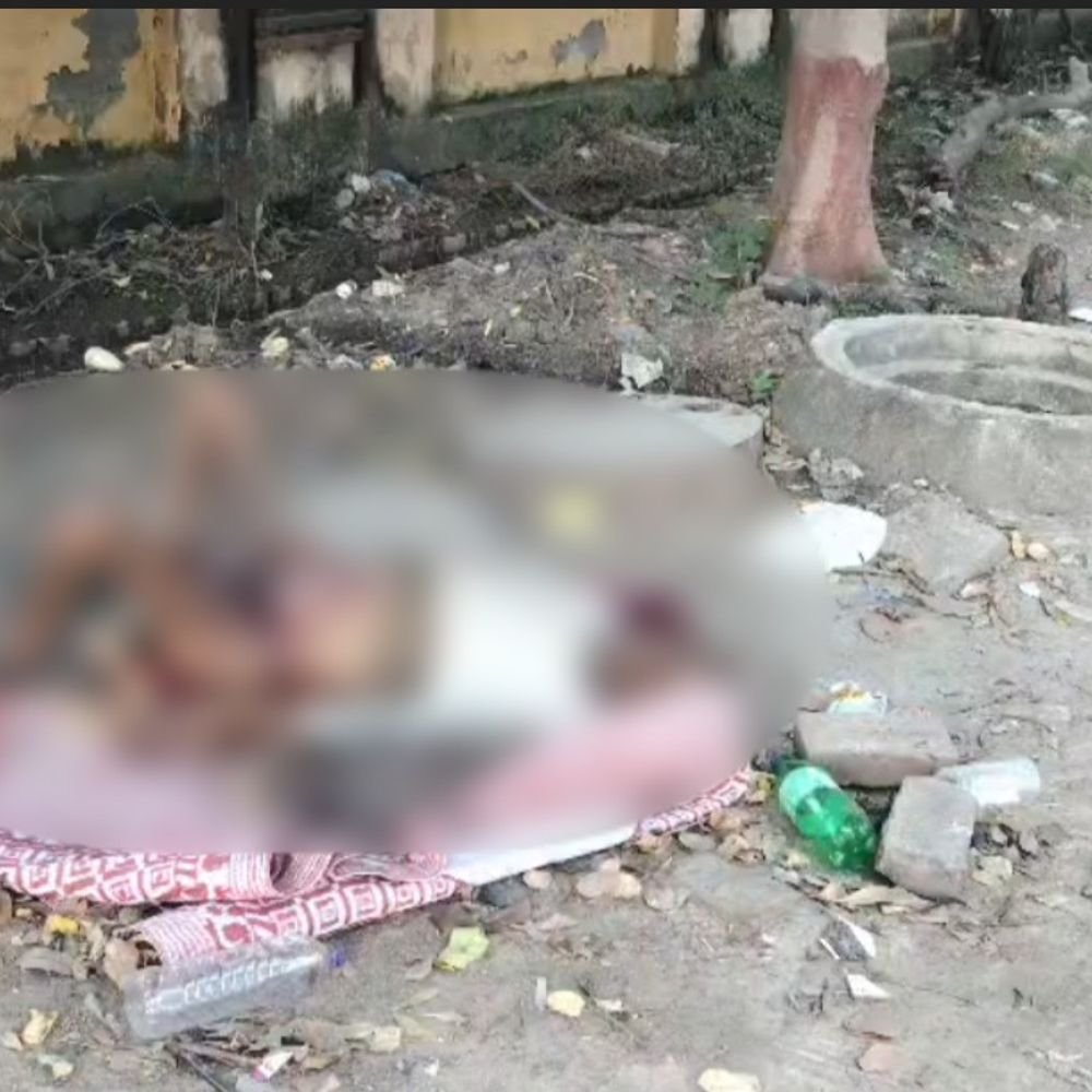 जालौन मेडिकल कॉलेज के बाहर कचरे में घायल बुजुर्ग मिला:सांसे चलती देख लोगों ने भर्ती कराया, 3 दिन से पड़े होने की बात