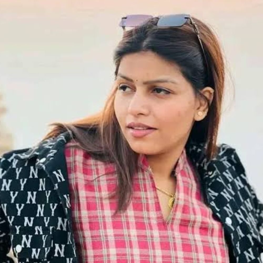यूट्यूबर अश्वी यादव समेत 5 पर रंगदारी का केस दर्ज:इटावा में निजी फोटो वायरल करने की धमकी देकर 1.75 करोड़ वसूलने का आरोप