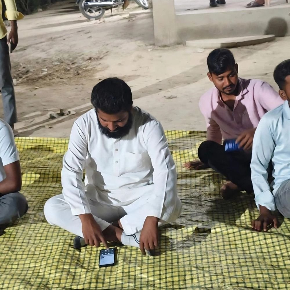 हरदोई में ट्रैक्टर को लेकर विवाद, भीम आर्मी का प्रदर्शन:जिलाध्यक्ष ने लगाया पुलिस पर अभद्रता का आरोप