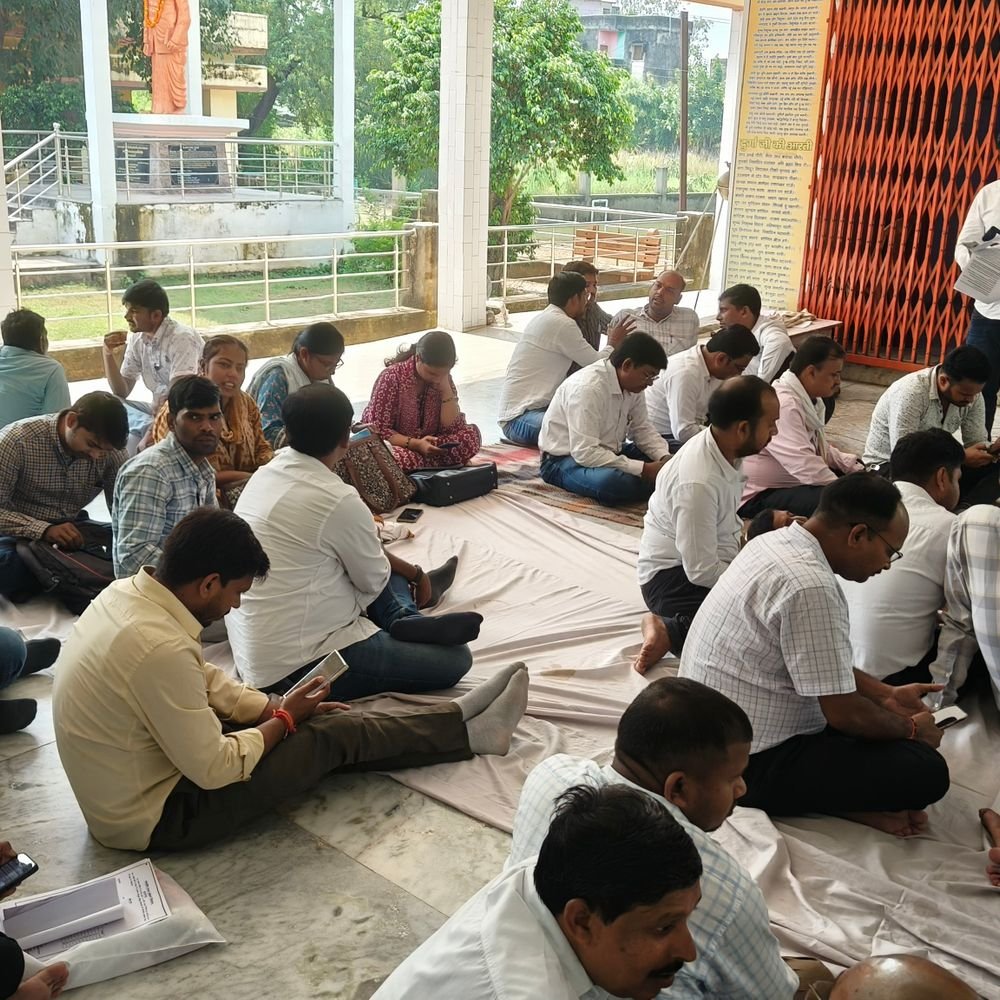 मऊ में लेखपालों ने मांगों को लेकर किया प्रदर्शन:सीएम के नाम एसडीएम को सौंपा ज्ञापन, मांगें न मानी तो आंदोलन तेज करने की चेतावनी