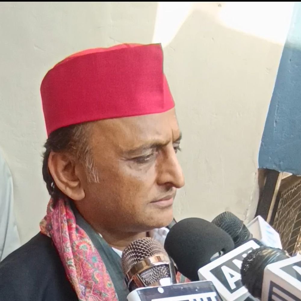 लखनऊ में बोले अखिलेश यादव:भाजपा हारने लगती है तो चुनाव आयोग से मिल जाती है