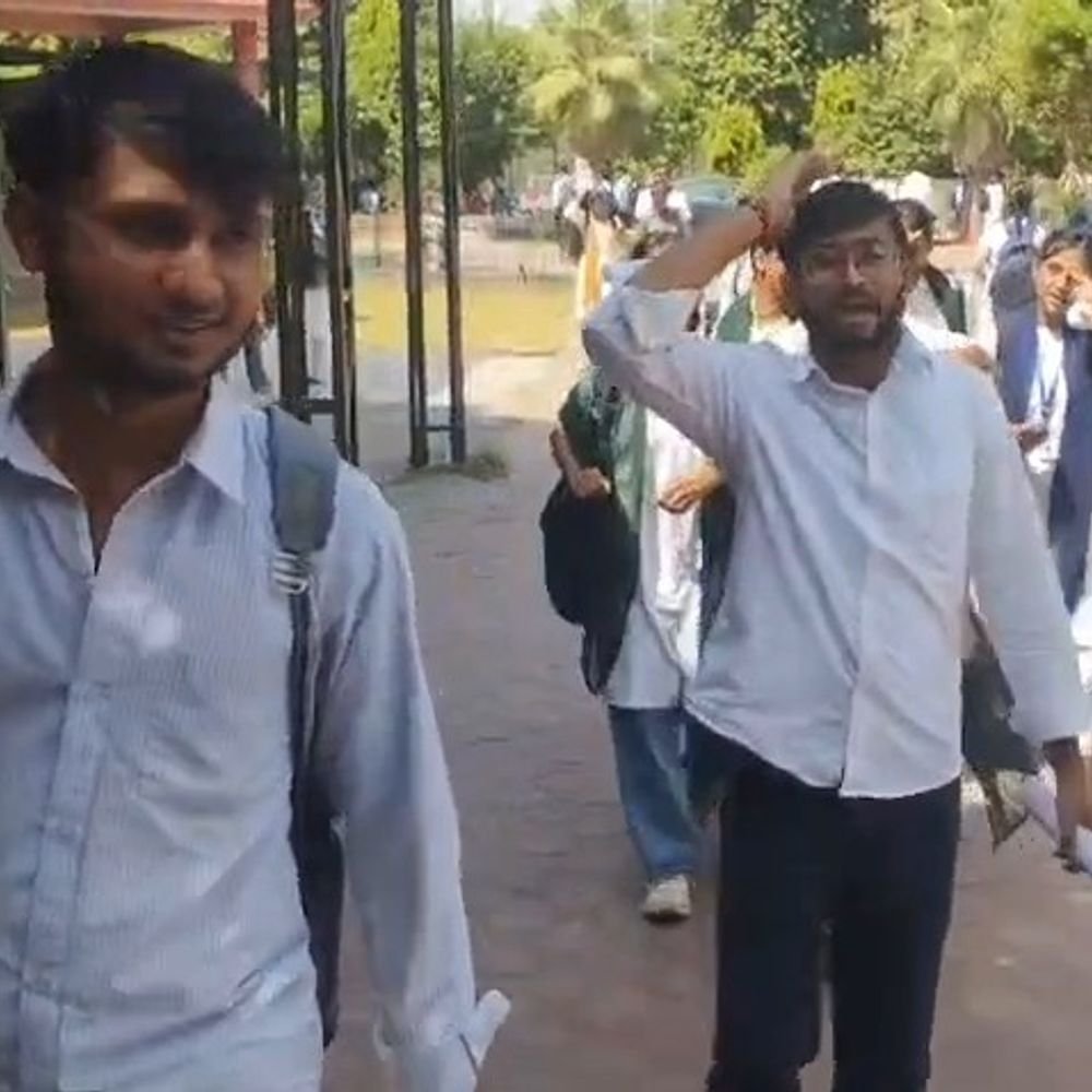 मथुरा BSA कॉलेज में छात्रा से छेड़छाड़, प्रदर्शन:एलवाईजेपी ने निष्पक्ष जांच और दोषी पर कार्रवाई की मांग की