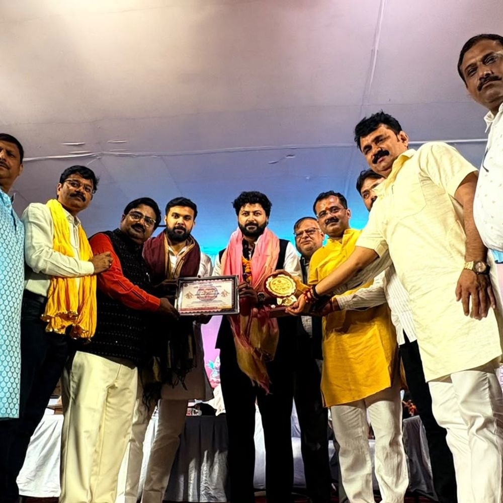 उन्नाव में 'गीत कलश' कवि सम्मेलन में प्रेम पर कविताएं:देशभर से जुटे कवि-शायरों ने देर रात तक बांधे रखा श्रोताओं को