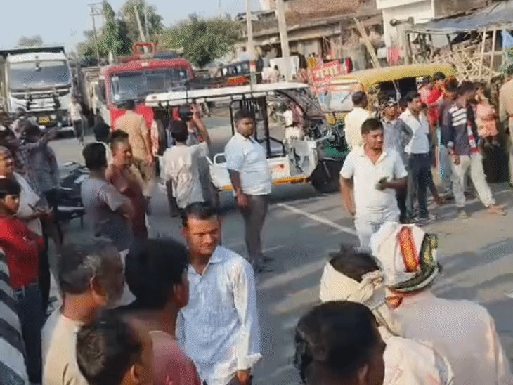 शाहजहांपुर में करंट से भैंस के बच्चे की मौत:बिजली का खंभा टूटने से दो वाहन भी जले; ग्रामीणों ने लापरवाही का आरोप लगाया