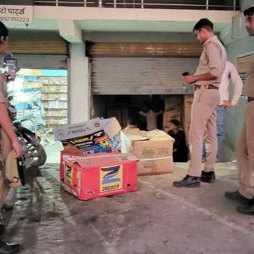 फतेहपुर में अवैध आतिशबाजी गोदामों पर पुलिस का छापा:घनी आबादी के बीच 3 लाख के पटाखे बरामद, दो कारोबारियों पर केस दर्ज