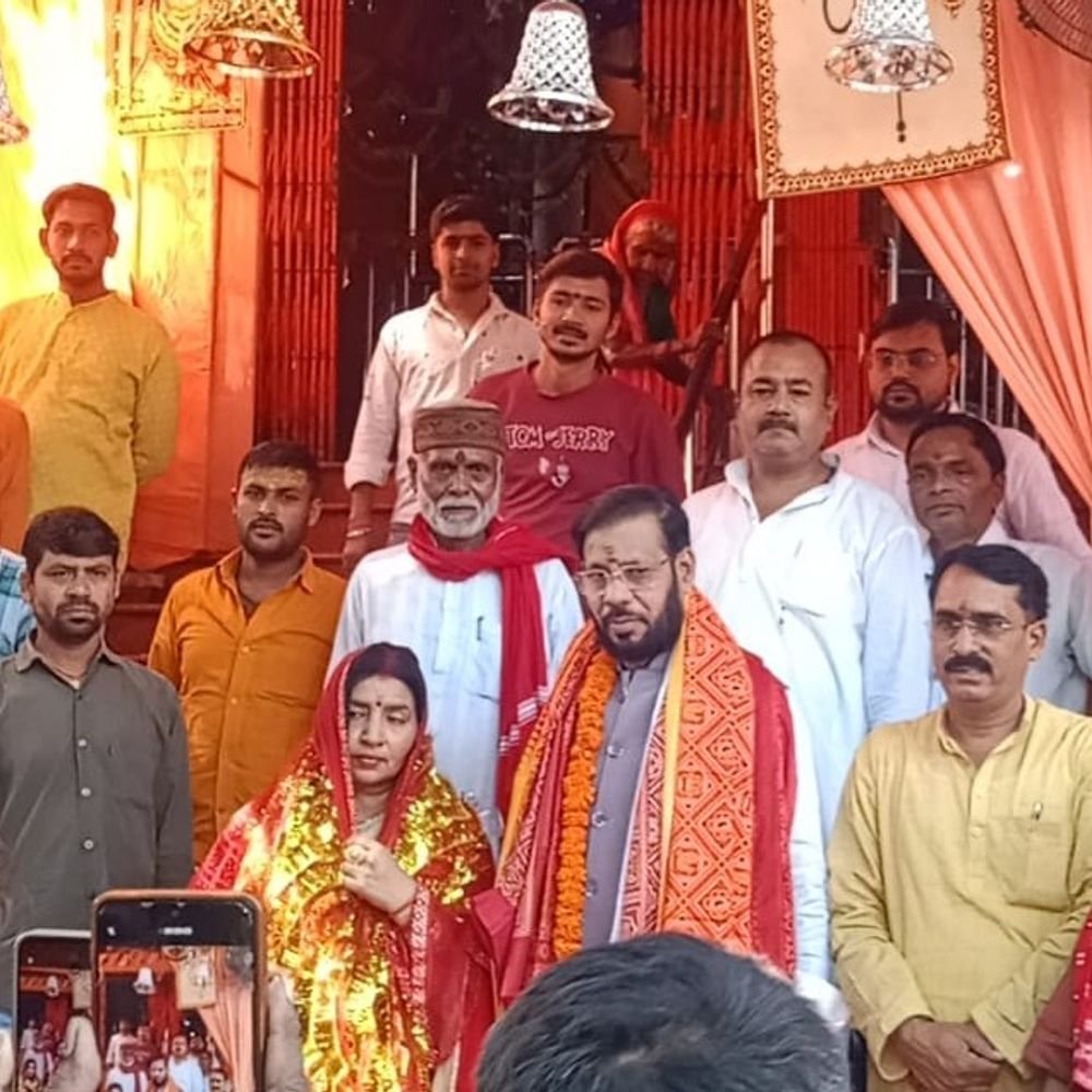 कैबिनेट मंत्री कौशांबी के कड़ा धाम पहुंचे:परिवार के साथ मां शीतला के दर्शन कर सुख-समृद्धि की कामना की