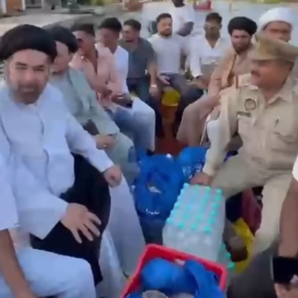 फैजुल्लागंज में राहत अभियान:जलभराव से जूझ रहे परिवारों तक मौलानाओं की टीम ने पहुंचाई खाद्य सामग्री
