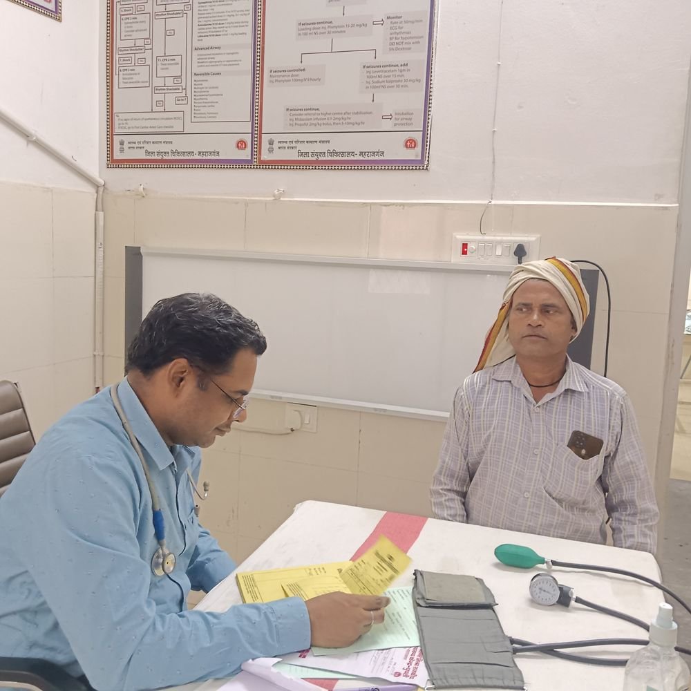 महराजगंज जिला अस्पताल में बढ़े मौसमी बीमारियों के मरीज:खांसी-जुकाम और बुखार से लोग परेशान, इमरजेंसी में मरीजों की संख्या बढ़ी