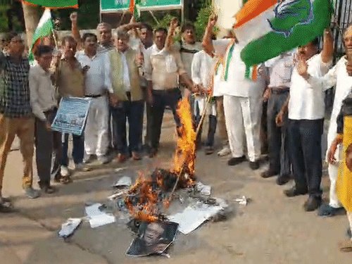 निर्वाचन कार्यालय के बाहर कांग्रेस ने फूंका सीईसी का पुतला:कांग्रेस की ओर से किया गया प्रदर्शन, जिलाध्यक्ष बोले सीईसी ने देश को गुमराह किया