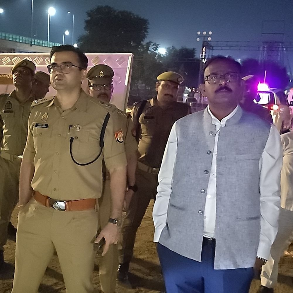 दुर्गा पूजा पंडालों में सुरक्षा परखी, डीएम-एसएसपी ने किया निरीक्षण:17 अक्टूबर से शुरू होगा महोत्सव, अग्निशमन उपकरण और निकासी के इंतजाम देखे
