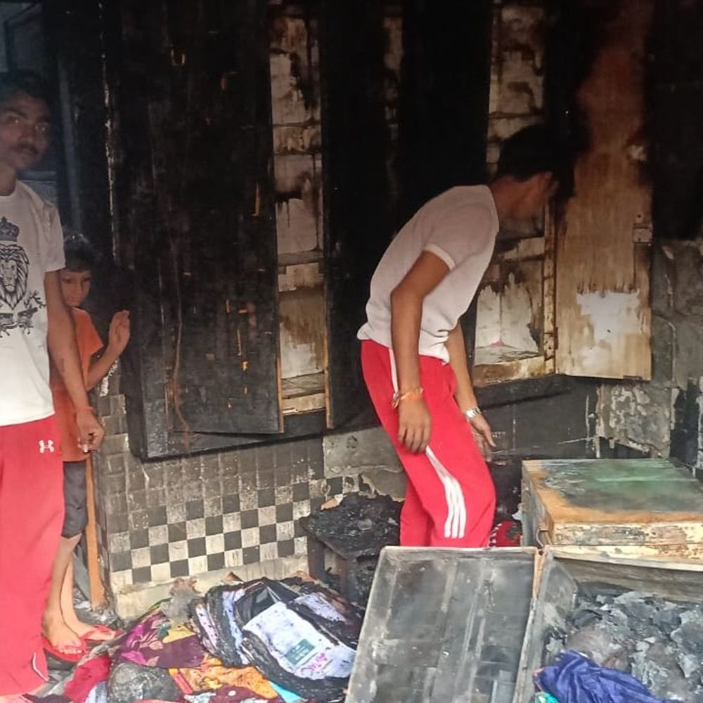 बेटे की शादी से पहले घर में लगी आग:हाथरस में 10 से 15 लाख रुपये के नुकसान का अनुमान
