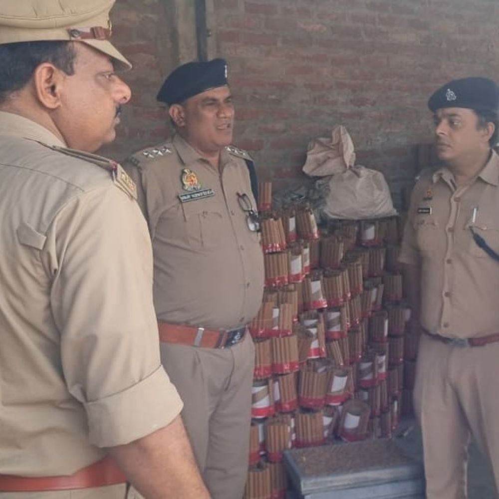 कानपुर देहात में अवैध पटाखों का भंडारण:कमरे में मिलीं 10 बोरियों में भरे पटाखे, वजन 302 किलो; 2 पर केस