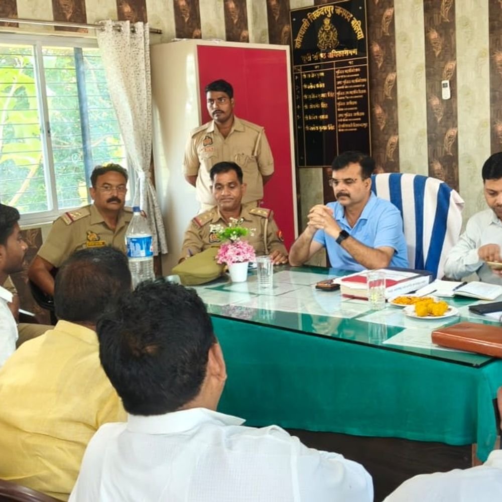 सिकंदरपुर में दुर्गा पूजा को लेकर बैठक:दुर्गा पूजा और दशहरा शांतिपूर्ण कराने को लेकर प्रशासन ने दिए निर्देश