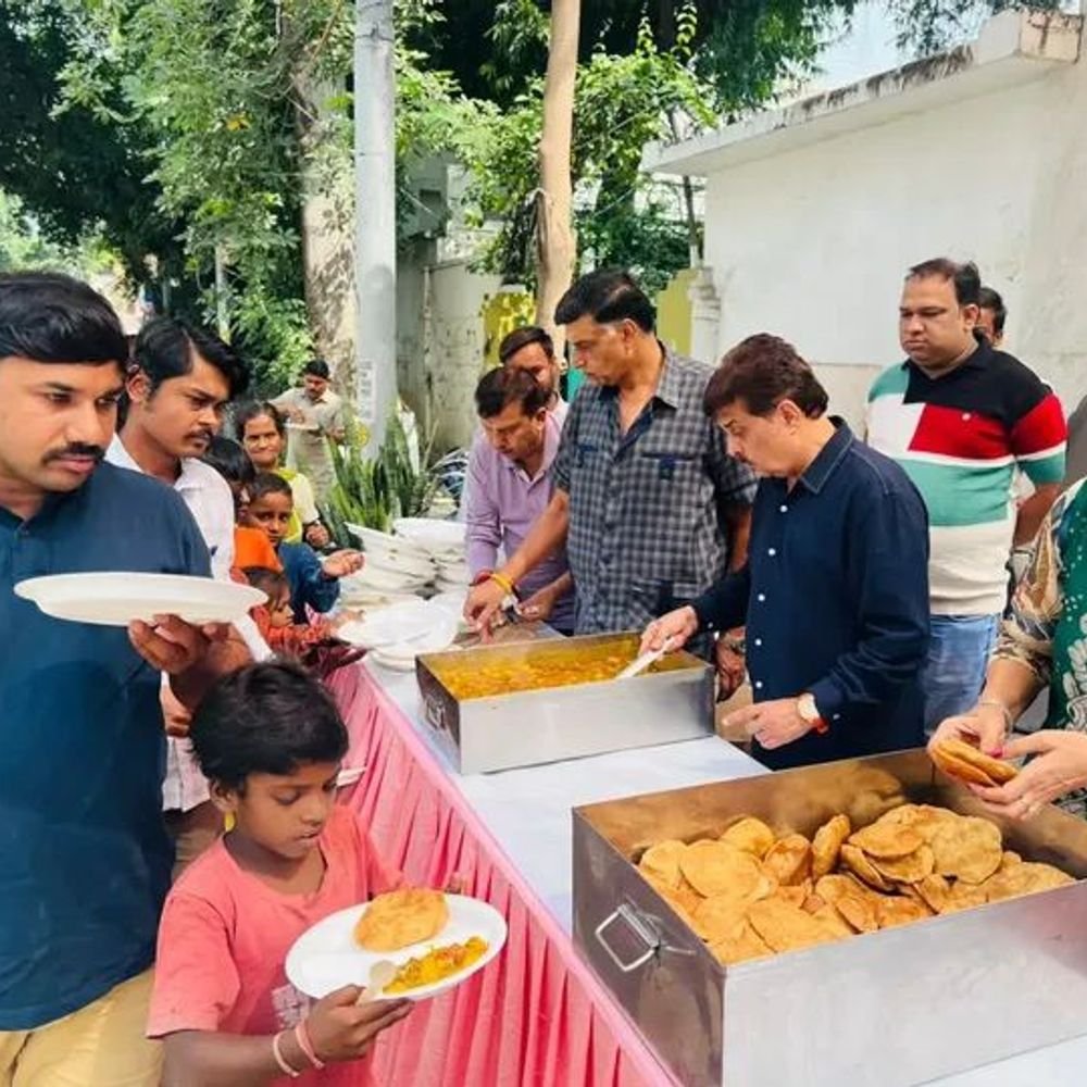 दीपक कोठारी ने पितृ विसर्जन अमावस्या पर कराया विशाल भंडारा:भाजपा नेता अजय कपूर ने श्रद्धालुओं को बांटा प्रसाद