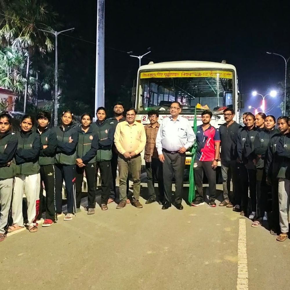 पूर्वांचल महिला कबड्डी टीम अंतर-विश्वविद्यालय प्रतियोगिता के लिए रवाना:कुलपति ने हरी झंडी दिखाकर खिलाड़ियों का उत्साह बढ़ाया