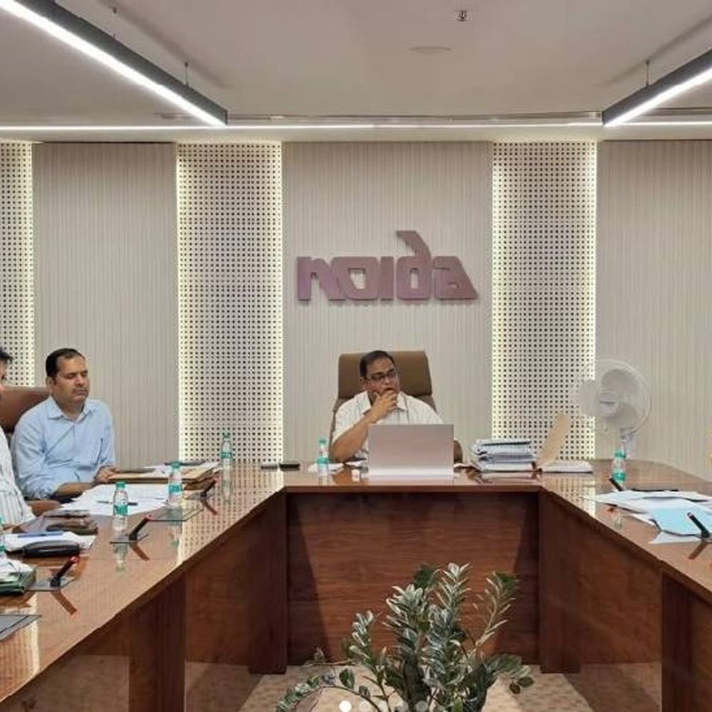 नोएडा में अवैध निर्माण पर कसेगा शिकंजा:सभी सर्किलों में होगा सर्वे, सीईओ ने मांगी रिपोर्ट, खाली जमीन और प्लाट की बनेगी सूची