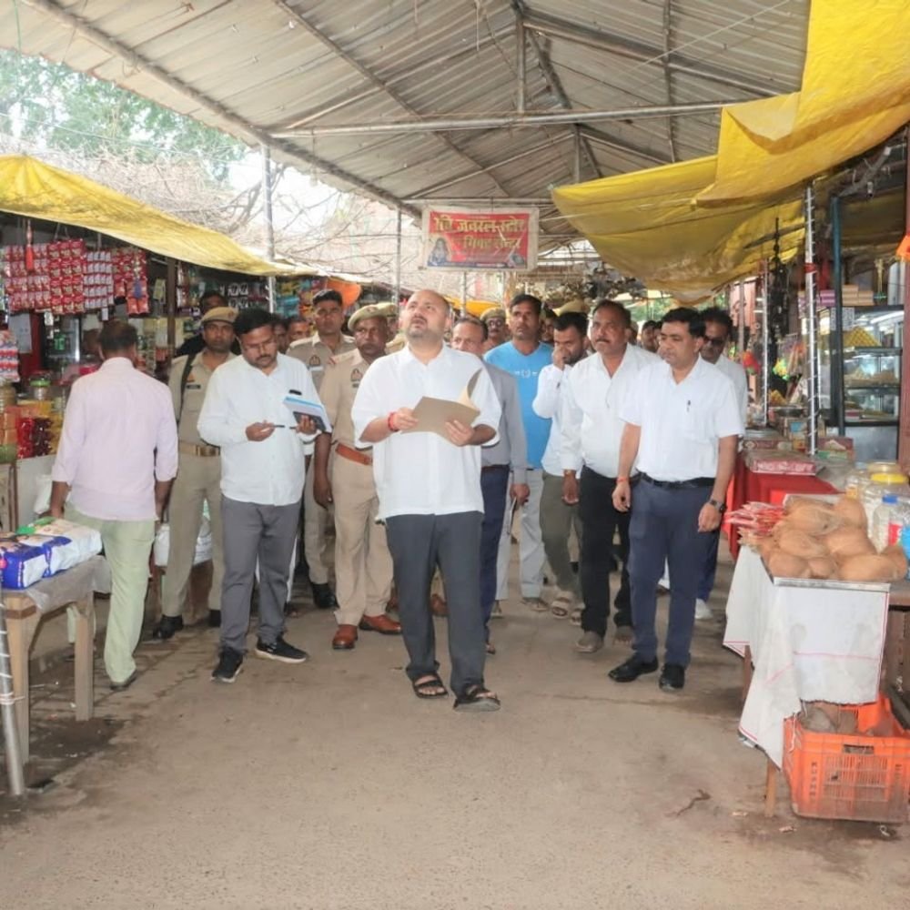 डीएम ने चंद्रिका देवी धाम का निरीक्षण किया, कमियां मिलीं:बोले- व्यवस्थाओं में लापरवाही बर्दाश्त नहीं होगी, डीएम ने कहा 4 दिन बाद फिर आएंगे