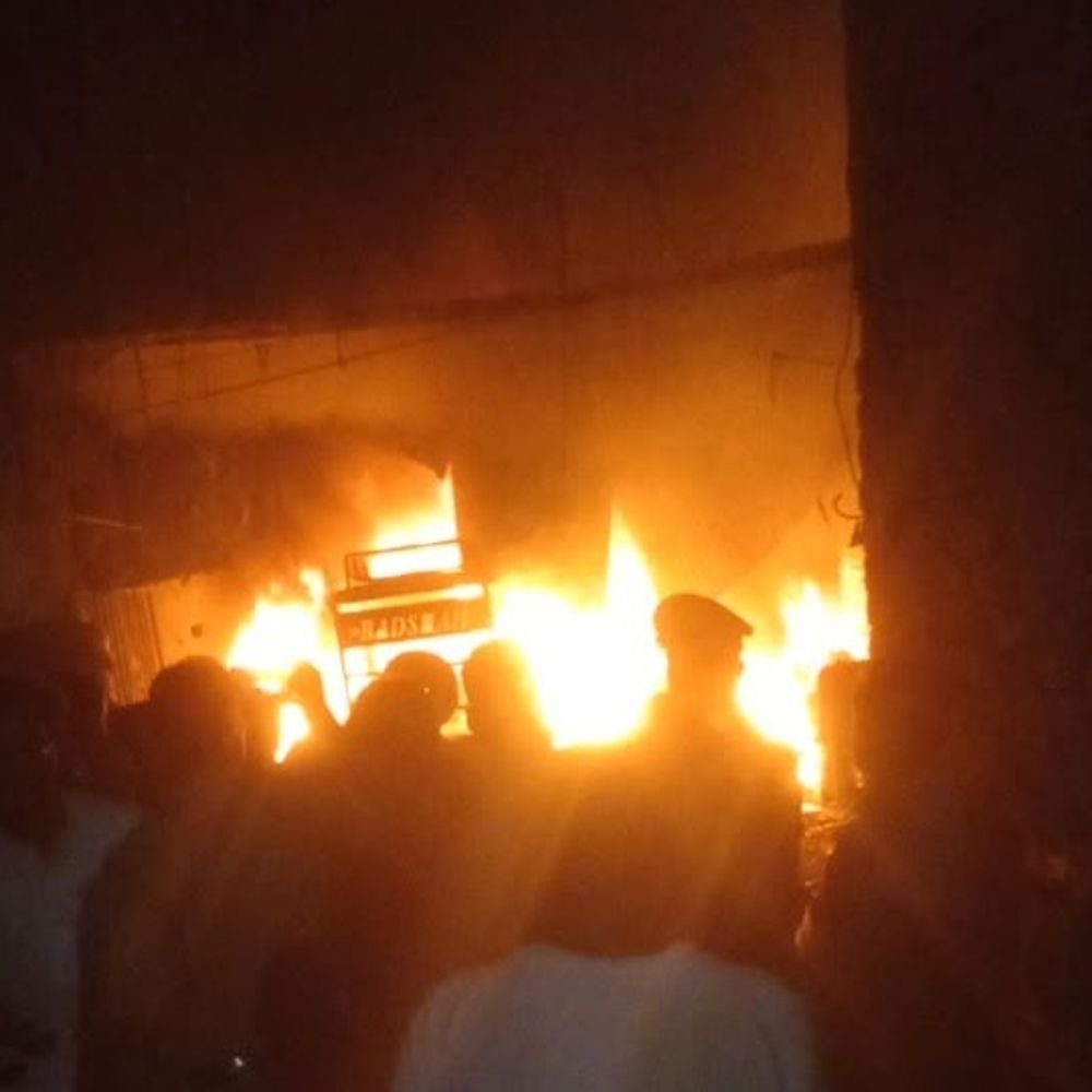 बाराबंकी में रावण दहन के दौरान गैराज में आग:पुराने टायर, एक ई-रिक्शा और करीब आधा दर्जन दोपहिया वाहन जल गए