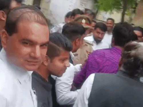 कचहरी में बाइक चोरी करते पकड़ा गया चोर:अधिवक्ताओं ने पीटकर पुलिस को सौंपा, अन्य साथियों के शामिल होने की भी आशंका