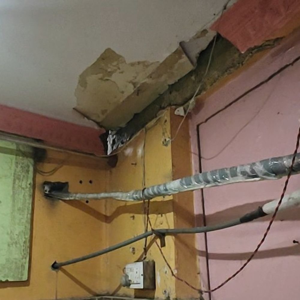 लखनऊ के नीम करौरी मंदिर की दीवारों में दरार:छत और दीवारों में हल्का धंसाव, श्रद्धालुओं ने प्रशासन से मदद की अपील की