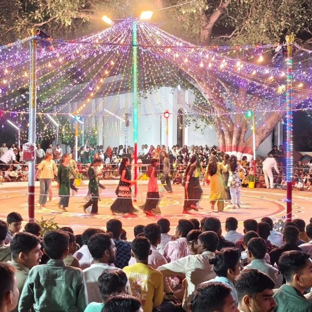 गरबा महोत्सव में दिखी सांस्कृतिक कार्यक्रम:15 दलों की प्रस्तुतियों में बुंदेलखंडी लोकनृत्य और गुजराती गरबा ने मोहा मन