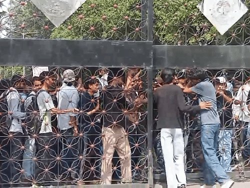 AMU में गतिरोध, रात 3 बजे तक वार्ता बेनतीजा:छात्रसंघ बहाली-निलंबन वापसी पर सहमति के संकेत, प्रॉक्टर के इस्तीफे पर अटका मामला; शुक्रवार को आंदोलन और तेज करने की तैयारी