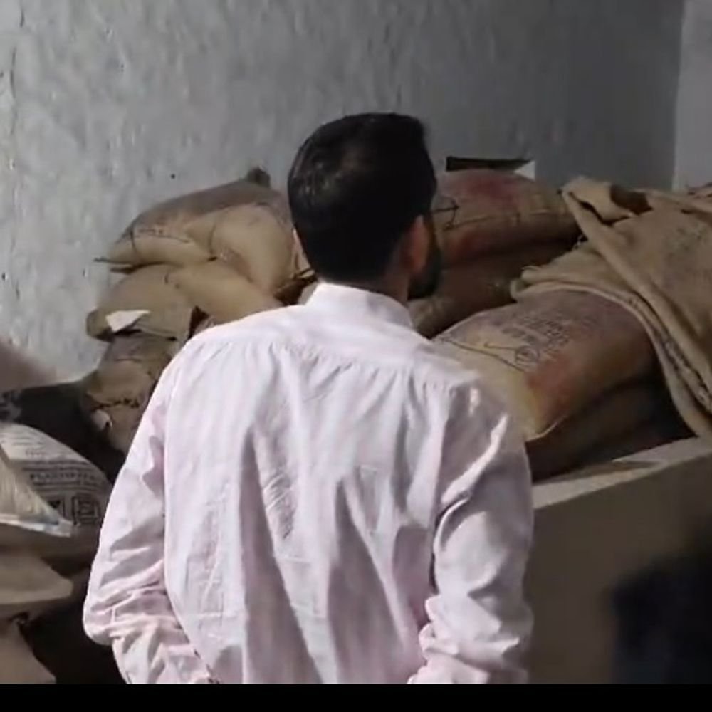सरकारी चावल की कालाबाजारी पकड़ी, 200 बोरे जब्त:हाथरस में एसडीएम और डीएसओ ने ट्रैक्टर से चावल पकड़े, ड्राइवर फरार