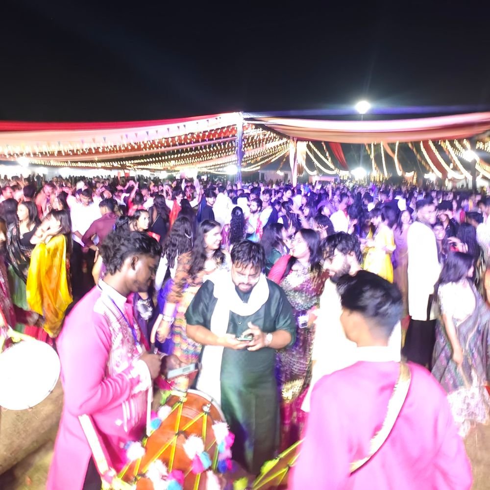 गरबा गाला 4.0 में युवाओं ने किया जमकर डांस:जनेश्वर मिश्र पार्क में 5 दिवसीय आयोजन, भोजपुरी से लेकर बॉलीवुड गानों पर धूम