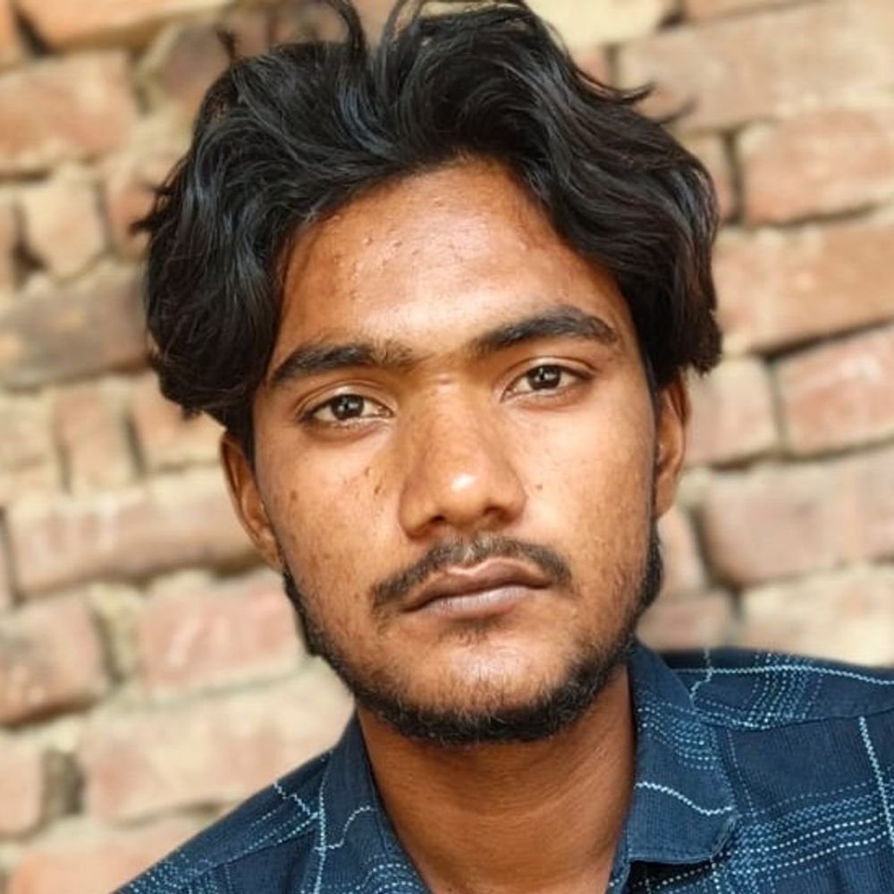 ट्रैक्टर-ट्रॉली ने बाइक को मारी टक्कर, एक दोस्त की मौत:संभल में  साप्ताहिक बाजार जा रहे थे तीनों दोस्त, दो की हालत गंभीर