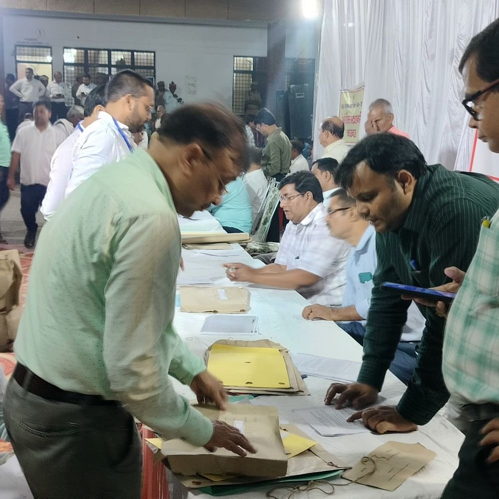 आजमगढ़ में शिक्षक निर्वाचन में 74.34 प्रतिशत मतदान:6387 मतदाताओं ने किया मताधिकार का प्रयोग, 23 पोलिंग पार्टियां सीलबंद मतपेटिकाओं के साथ गोरखपुर रवाना