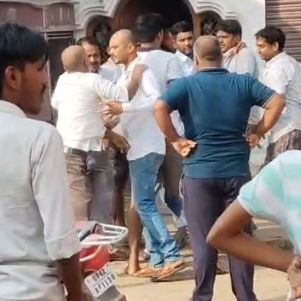 युवक की पिटाई का वीडियो सोशल मीडिया पर वायरल:खंडासा चौराहे पर हुई घटना, पुलिस ने कहा- शिकायत पर होगी कार्रवाई