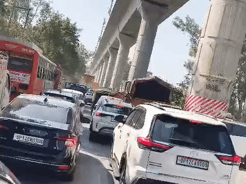 गाजियाबाद में 10 किमी लंबा भीषण जाम लगा:मेरठ रोड पर राजनगर तिराहे से मुरादनगर तक वाहनों की लंबी लाइन लगीं