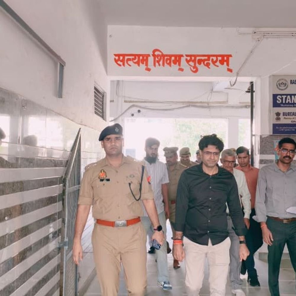 पीईटी परीक्षा के लिए डीएम-एसपी ने केंद्रों का जायजा लिया:निष्पक्ष और शांतिपूर्ण परीक्षा के लिए सुरक्षा व यातायात व्यवस्था परखी, 15 केंद्रों पर 7104 कैंडिडेट देंगे एग्जाम