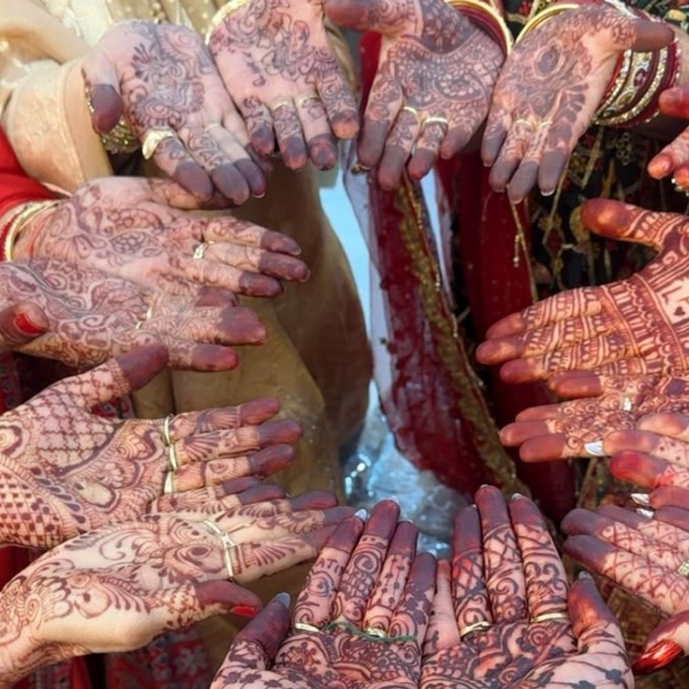 कासगंज में चांद नहीं दिखा, महिलाओं ने चावल से पूजा:सूत की मंडी में हुई कथा, सभी ने पति की लंबी उम्र मांगी