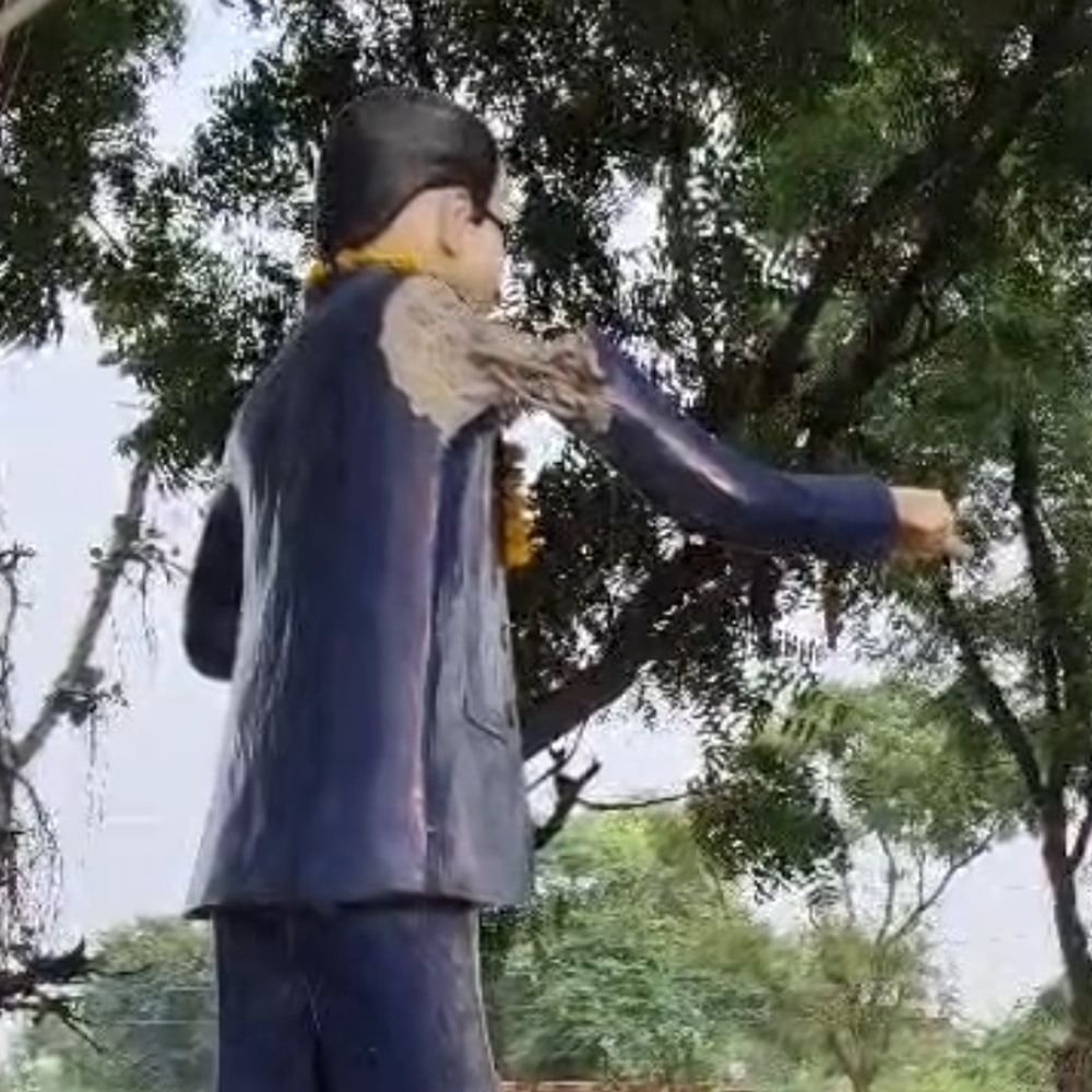 अराजक तत्वों ने क्षतिग्रस्त की डॉ. आंबेडकर की प्रतिमा:गांव में पुलिस तैनात; डॉग स्क्वाड और फॉरेंसिक टीम ने साक्ष्य जुटाए