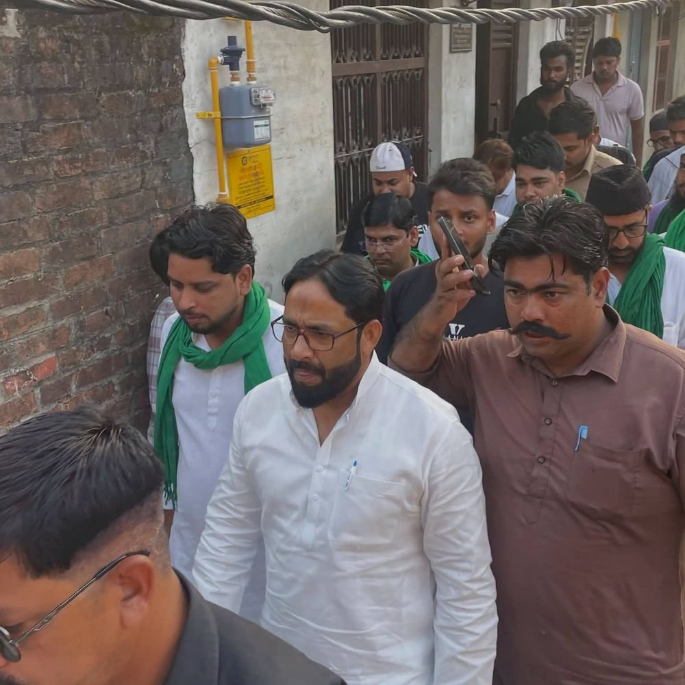 करंट से मरे युवकों के परिजनों से मिले AIMIM नेता:मऊ में भाजपा-सपा पर हमला, बोले- नाम बदलने से विकास नहीं होगा