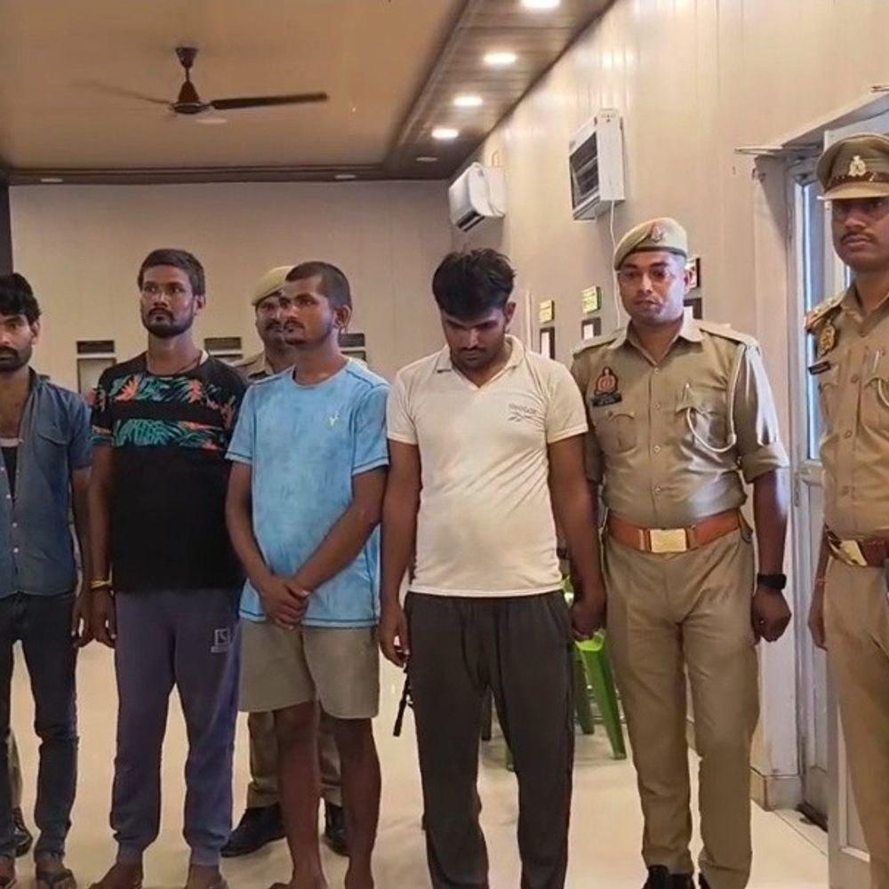आजमगढ़ में हाईवे किनारे खड़े वाहनों से डीजल चोरी:चार आरोपियों को किया गया गिरफ्तार, रात्रि 1 बजे से सुबह 4 बजे तक घटना को देते थे अंजाम