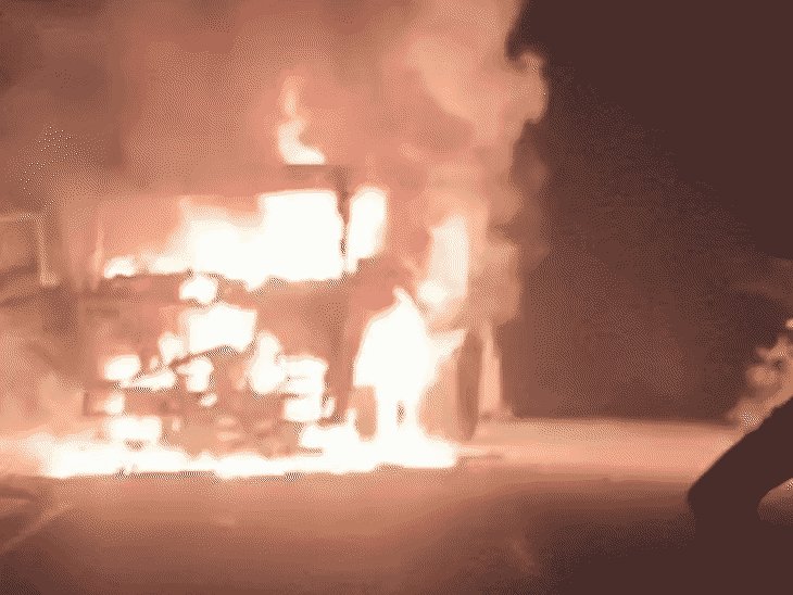 डंपर ने बाइक को मारी टक्कर, पिता की मौत:रायबरेली में दो बेटे गंभीर रूप से घायल; 200 मीटर तक घसीटती रही बाइक, ट्रक में लगी आग