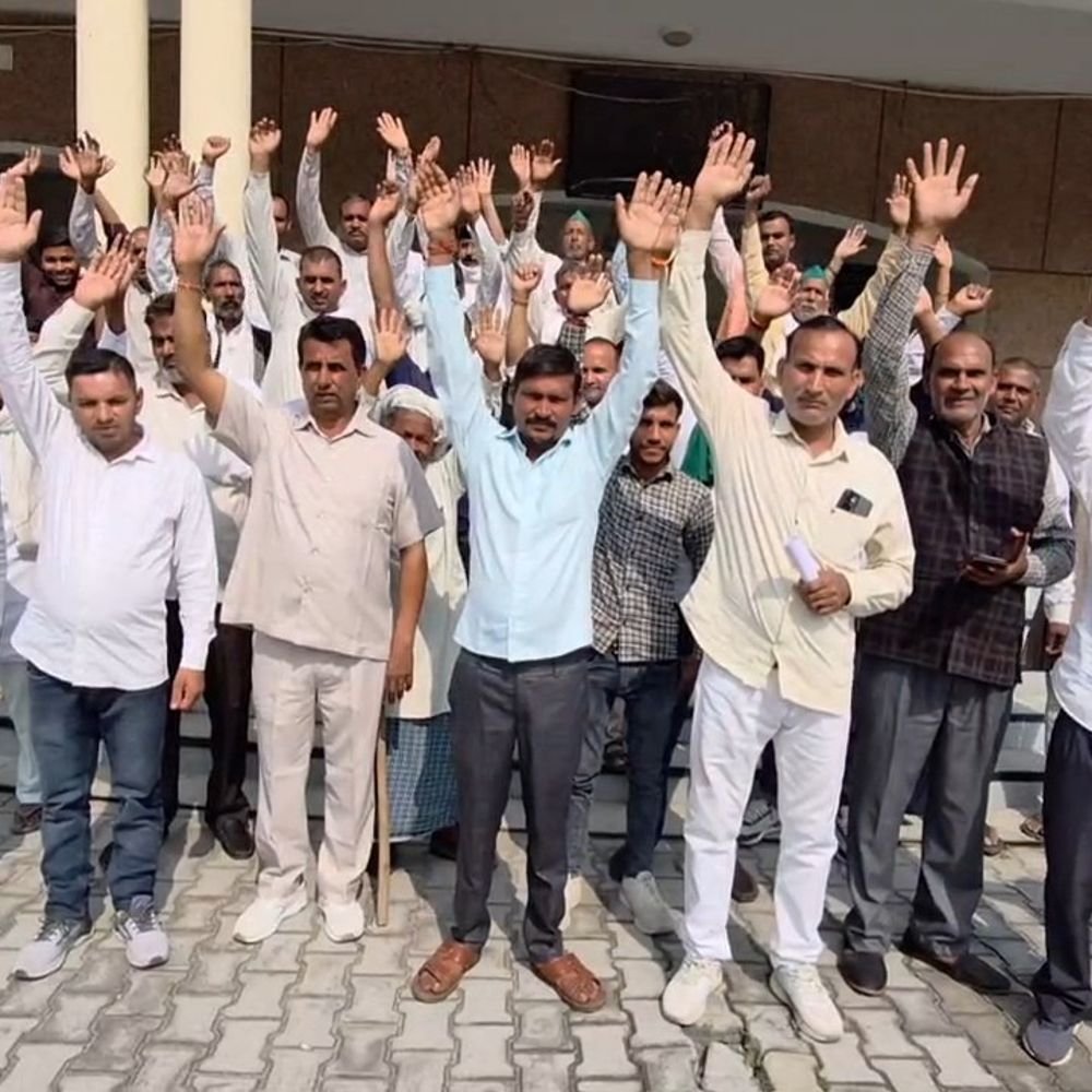 अमरोहा में कृषि भूमि पर जेल बनाने का विरोध:ग्रामीणों ने DM को सौंपा ज्ञापन, कहा- कृषि ही हमारी आजीविका